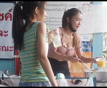 Is This Thai Girl a Model or a Street Vendor? Glamorous Thai Dessert Vendor in Bangkok