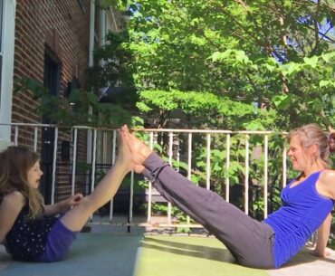 Easy partner yoga for all ages - Vitamin T (touch)