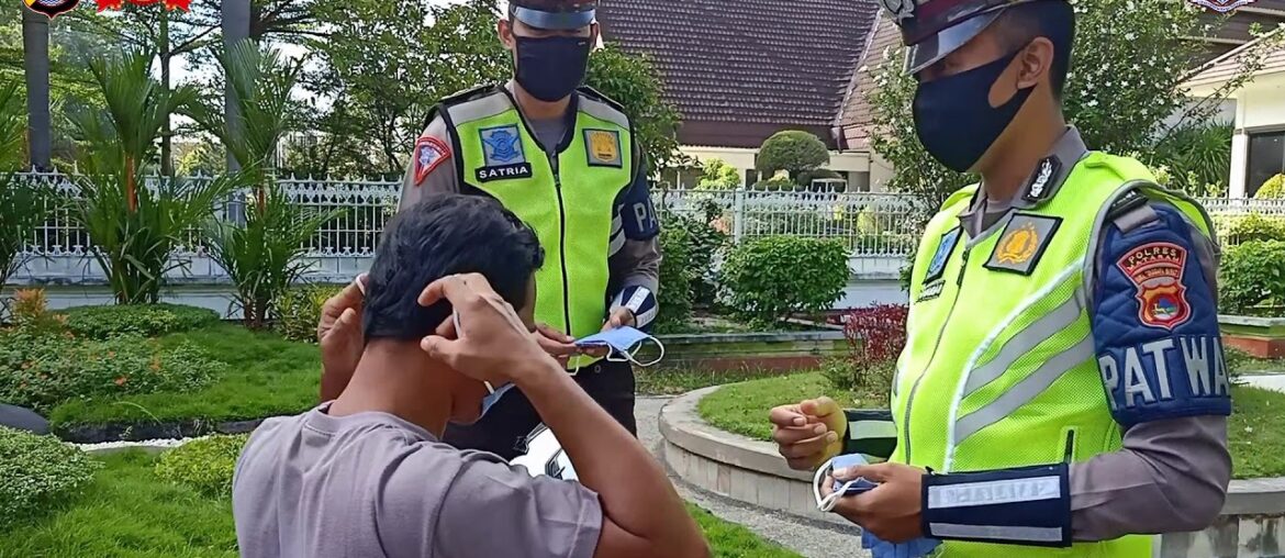 Pembagian Masker, Vitamin, Hand Sanitizer dan Himbauan Covid 19 di Simpang Empat Kantor Gubernur NTB