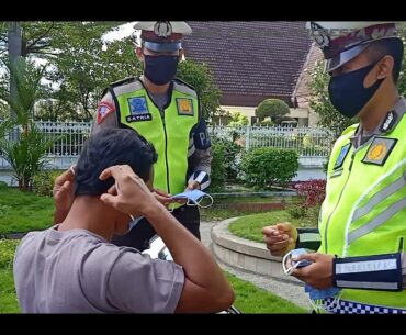 Pembagian Masker, Vitamin, Hand Sanitizer dan Himbauan Covid 19 di Simpang Empat Kantor Gubernur NTB