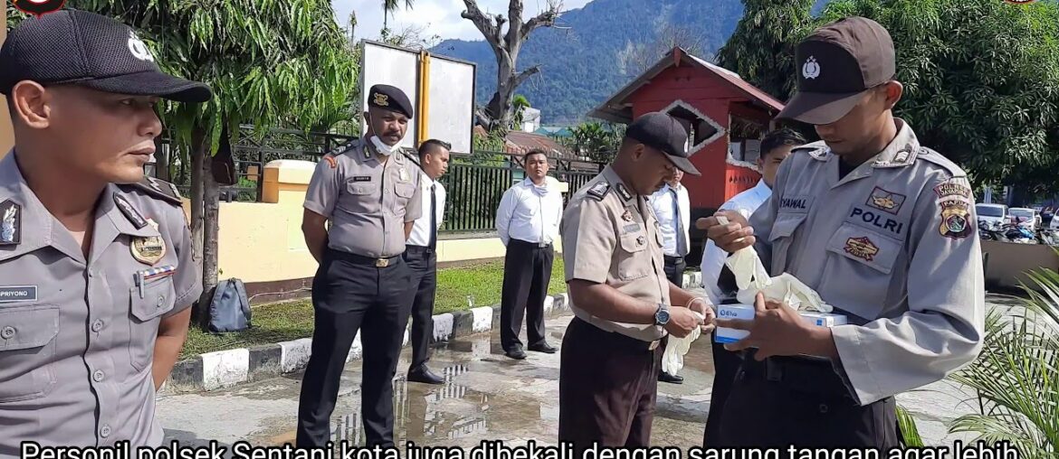 Cegah Penyebaran Covid 19 Personil Polsek Sentani Kota Diberi Bekal Vitamin dan Sarung Tangan