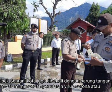 Cegah Penyebaran Covid 19 Personil Polsek Sentani Kota Diberi Bekal Vitamin dan Sarung Tangan