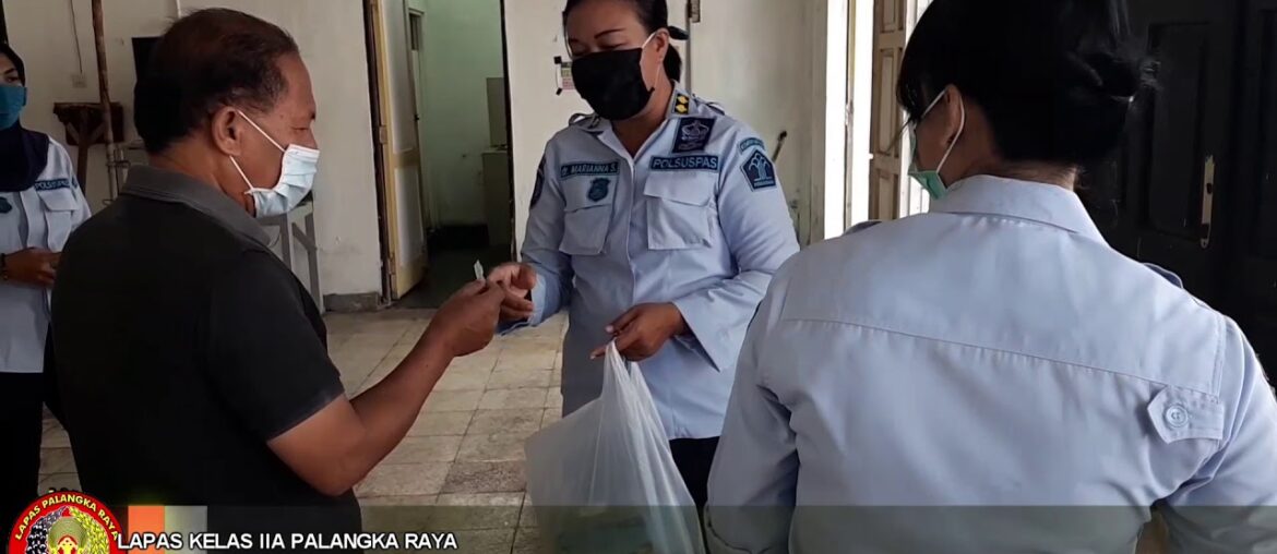 CEGAH COVID-19, TIM MEDIS LAPAS PALANGKA RAYA MEMBAGIKAN VITAMIN DAN MASKER KEPADA WBP