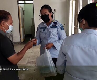 CEGAH COVID-19, TIM MEDIS LAPAS PALANGKA RAYA MEMBAGIKAN VITAMIN DAN MASKER KEPADA WBP