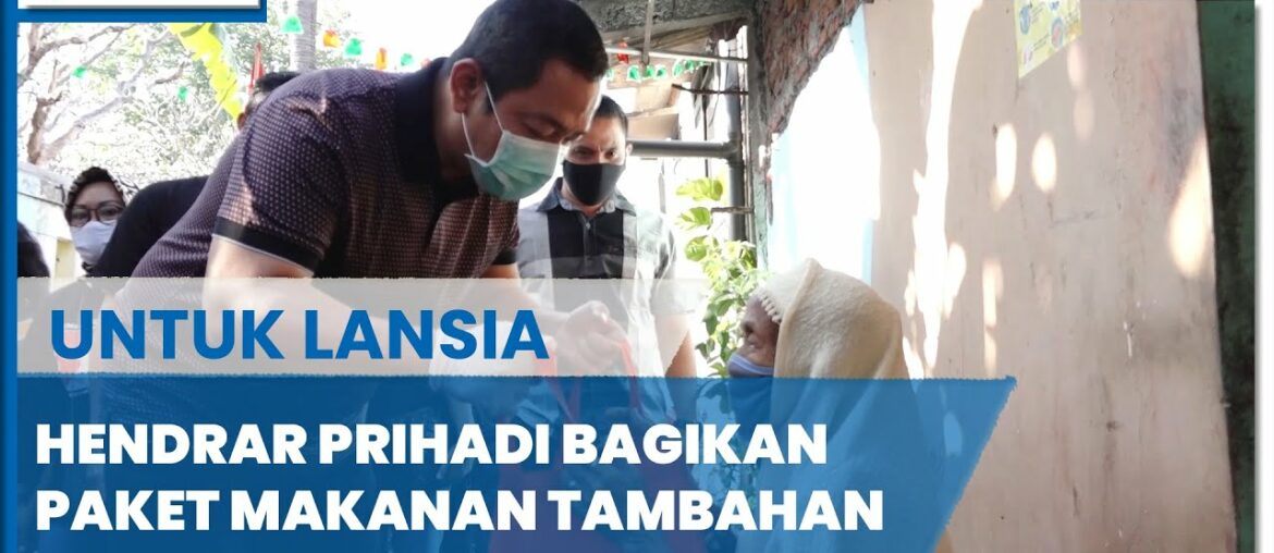 Hendi Bagikan Vitamin untuk Lansia