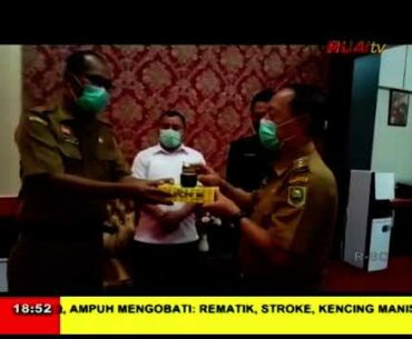 PEMKAB SANGGAU TERIMA BANTUAN MADU HUTAN DAN VITAMIN