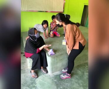 Mahasiswa UNRI dan UNSOED melaksanakan pendataan masyarakat rentan penyakit dan membagikan vitamin