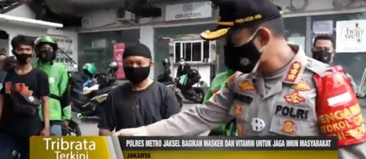 POLRES METRO JAKSEL BAGIKAN MASKER DAN VITAMIN UNTUK JAGA IMUN MASYARAKAT