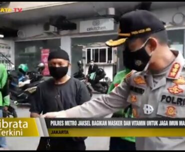 POLRES METRO JAKSEL BAGIKAN MASKER DAN VITAMIN UNTUK JAGA IMUN MASYARAKAT